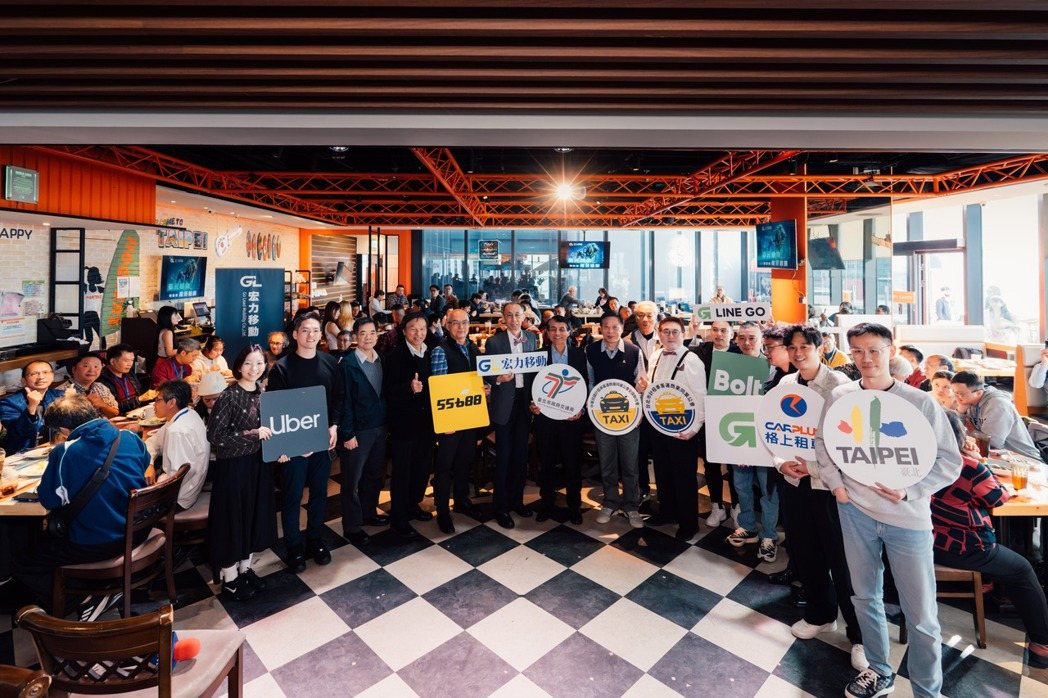 產官界重量級嘉賓雲集!臺北市交通局長謝銘鴻(中)、中華民國計程車客運商業同業公會全國聯合會理事長梁平良及Uber、LINE GO、55688、Bolt等各大平台代表,共同出席力挺宏力移動。宏力移動/提供